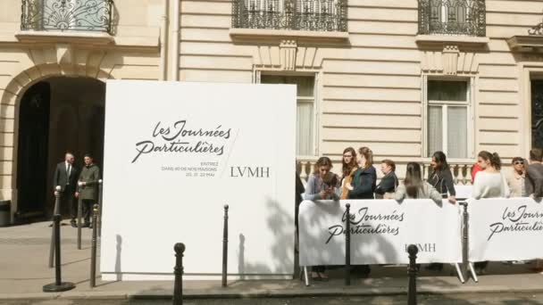 Paris Frankrike Circa 2016 Människor Köar Till Modeutställningen Givenchy Huvudkontor — Stockvideo