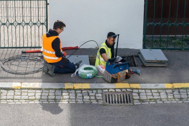 Fiber optik kablo uygulanması konusunda çalışan işçilerin takım 