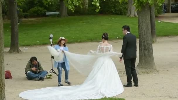 Paris França Circa 2017 Casal Fazendo Fotos Casamento Livre — Vídeo de Stock