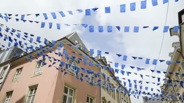 古建筑前的小欧洲旗帜的关闭 — 图库视频影像
