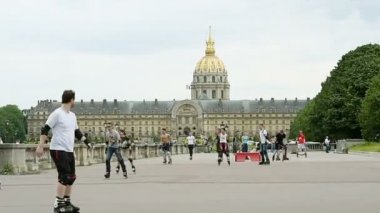 PARIS, FRANCE - CIRCA 2016: Quai d 'Orsay' den insanların Paris 'in göbeğinde görkemli Les Invalides ile paten kayması, paten kayması ve eğlenmesi