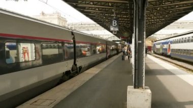 Paris, Fransa - 2016 dolayları: Paris 'in merkezindeki görkemli Gare de Est' te hızlı Fransız TGV trenine binen insanlar trene biniyor
