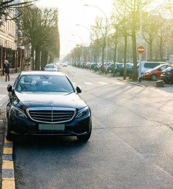 Strazburg diplomatik yeşil plakalı lüks Mercedes-Benz