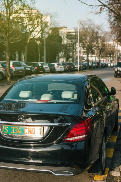 Mercedes-Benz de luxe avec plaques diplomatiques vertes à Strasbourg — Photo