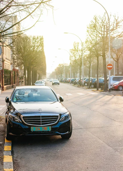 Mercedes-Benz de lujo con placas verdes diplomáticas en Estrasburgo — Foto de Stock