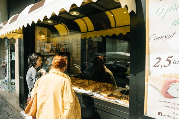 Pessoas que compram comida romena tradicional em Bucareste na rua — Fotografia de Stock