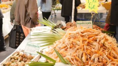 PARIS, FRANCE - CIRCA 2016: İnsanlar Paris Market Iena 'daki marketten taze Langoustine balığı alıyorlar - Avenue du President-Wilson, rue Debrousse ve d' Iena arasında