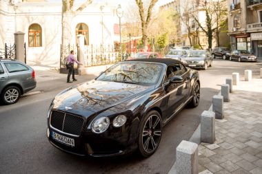 Bentley Continental Gt Convertible sokak önden görünüm üzerinde park etmiş. 