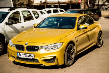 BMW M$ coupe sporda altın renk