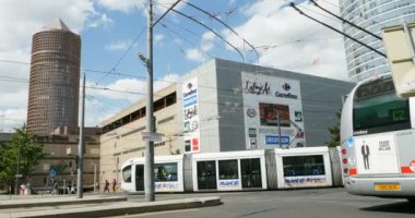 LYON, FRANCE - CIRCA 2016: Charles Beraudier 'ı yayalar ve ikonik Tour LCL Part-Dieu gökdeleni, yayalar, tramvay, troleybüs ve alışveriş merkezine yerleştirin, sıcak bir yaz günü Le Crayon' da arabalar