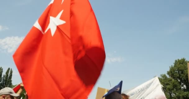 Nahaufnahme Der Roten Türkischen Flagge Mit Menschen Die Sommer Unterwegs — Stockvideo