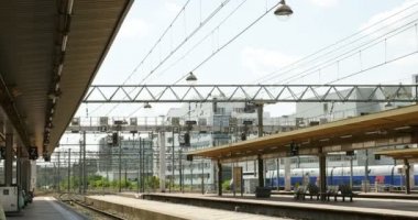 Lyon, Fransa - 2016 yaklaşık: Lyon ana tren istasyonu demiryolu platformu gelen Tgv hızlı trenle gelen Fransız Tgv hızlı tren. Gare de la Part-Dieu birincil tren istasyonu Lyon, Fransa