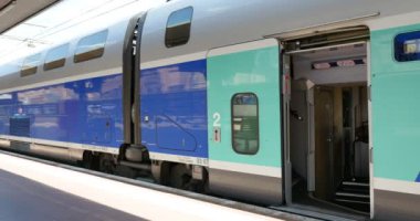 Lyon, Fransa - 2016 yaklaşık: yayalar commuters Tgv hızlı tren demiryolu platformu Lyon ana tren istasyonu ile Tgv hızlı doğru yürüyüş gelen tren. Gare de la Part-Dieu