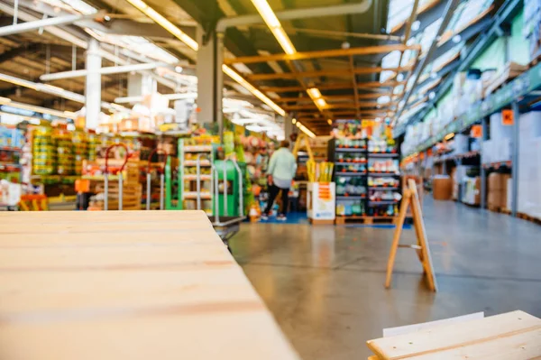 Tienda de bricolaje con silueta de cliente — Foto de Stock