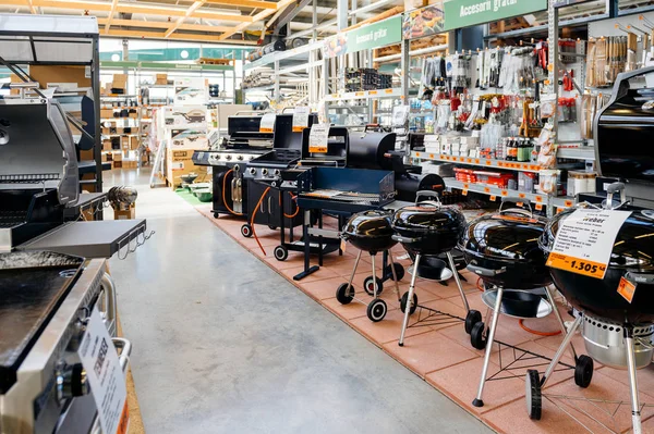 Barbekü aletleri geniş yelpazesi ile Hornbach DIY mağaza — Stok fotoğraf