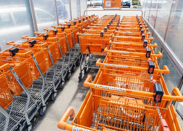 Chariot de supermarché dans la zone des supermarchés — Photo