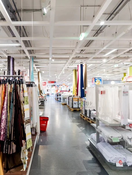 Kika store verkauft moderne Vorhänge für Fenster und Wände — Stockfoto