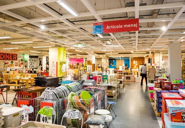 Man köper möbler inuti stora butik — Stockfoto