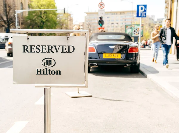 Parkplatz für Hotelgäste in Hilton reserviert — Stockfoto