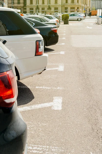 Parcheggio con auto di fila — Foto Stock