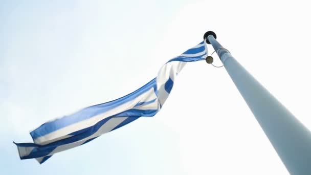 Флаг Греции перед зданием Европейского парламента — стоковое видео