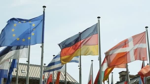 Primer Plano Las Banderas Europa Frente Edificio Del Parlamento Europeo — Vídeo de stock