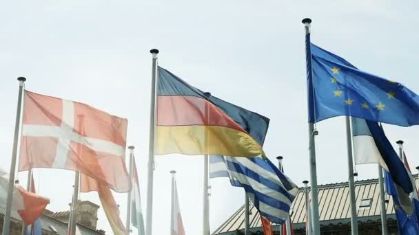 Primer Plano Las Banderas Europa Frente Edificio Del Parlamento Europeo — Vídeo de stock