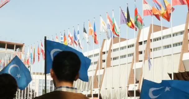 欧洲议会大厦前面的旗子关闭与人 — 图库视频影像