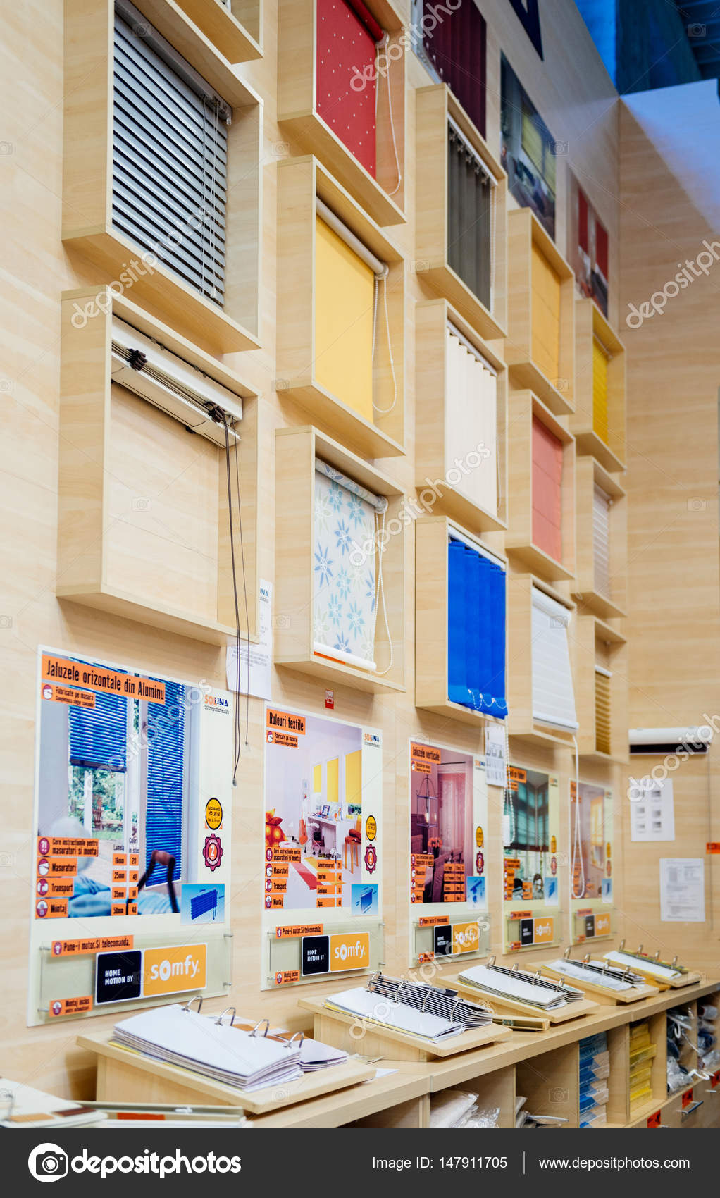 Persianas de Windows la tienda de Foto editorial de stock ifeelstock #147911705