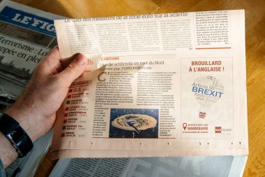 Adam yapay ada elektrik Rüzgar tarafından çevrili hakkında okuma 