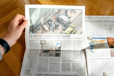 Londra'daki saldırılar kapak ile Le Figaro gazete okuyan adam 