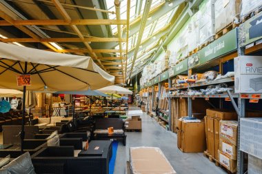 Hornbach DIY deposu müşteriler ve ürünler
