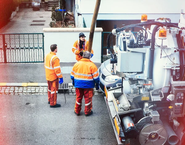 Les gens qui travaillent dans la rue — Photo