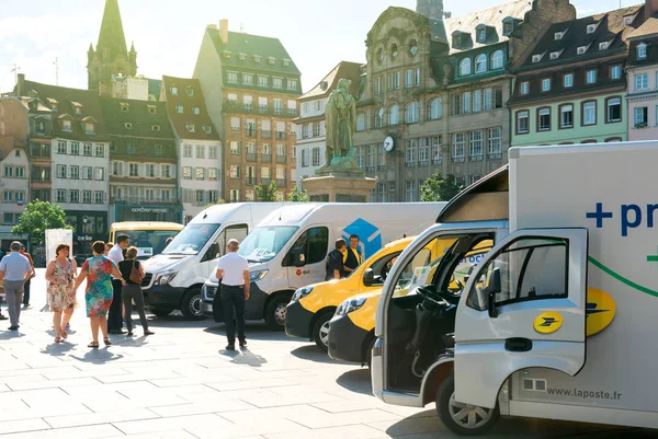 People admiring the fleet of electrical vehicles of postal opera — Stock Photo, Image