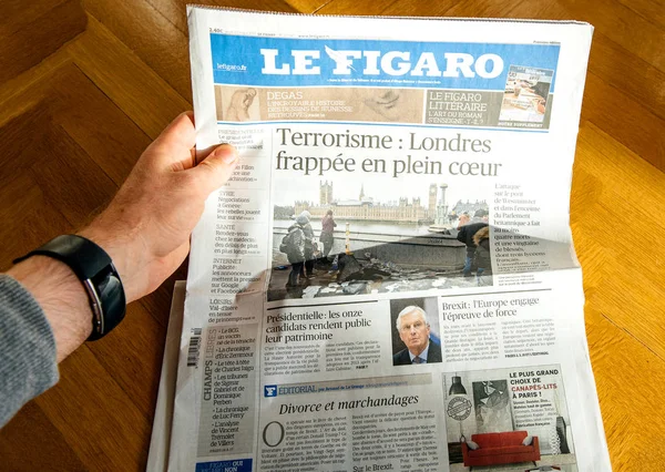 Hombre leyendo el periódico Le Figaro con ataques en Londres en portada — Foto de Stock