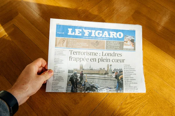 Man reading Le Figaro newspaper with attacks in London on cover — Stock Photo, Image