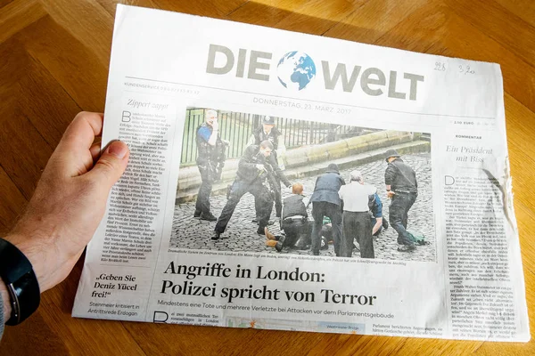 Pov 죽을 가죽 독일 언론 론도에 공격 다음 읽는 남자 — 스톡 사진
