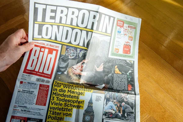Hombre leyendo Die Bild con fotos del ataque de Londres — Foto de Stock