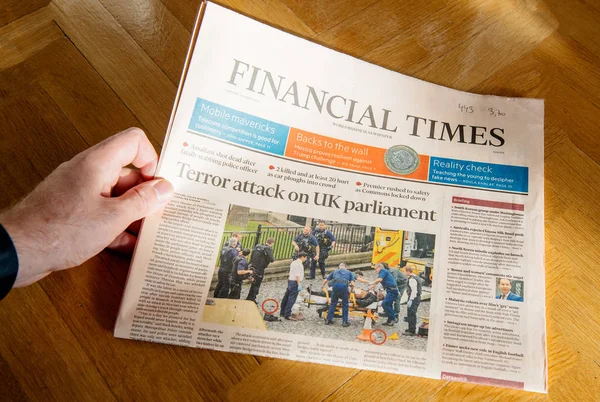 Hombre sosteniendo periódico Financial Times con ataques en Londres Cov — Foto de Stock