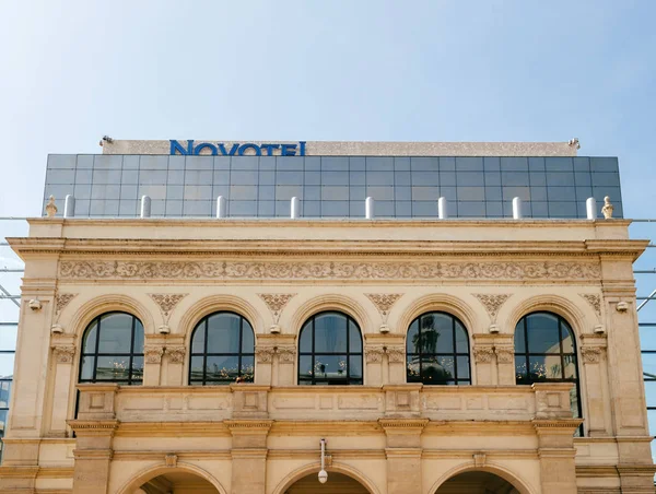 Фасад роскошного отеля Novotel — стоковое фото