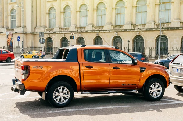 Красивый и мощный оранжевый Ford Ranger (кодовое название T6) Wildtrack — стоковое фото