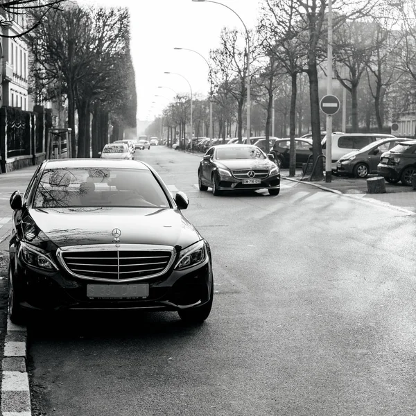 Luxe Mercedes-Benz met diplomatieke platen in Straatsburg — Stockfoto