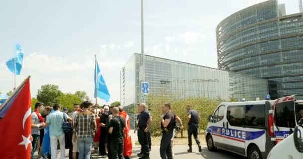 Štrasburk Francie Cca 2015 Aktivisté Lidská Práva Ujgurské Hlídané Policií — Stock video