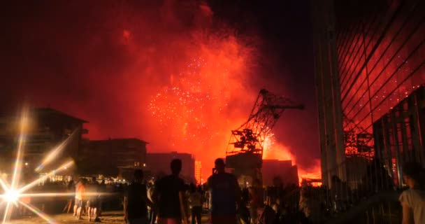 Tömeg, megcsodálta a tűzijáték — Stock videók