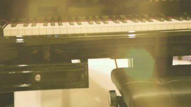PARIS, FRANCE - CIRCA 2016: Salonda faaliyet gösteren Yamaha Disklavier Pianos. Kendi kendine piyano çalmak müzikal aşıklar için yeni bir moda.