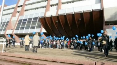 Strasbourg, Fransa - 09 Aralık 2015: Coe çalışanları ve çocukları koruma çocukların cinsel sömürü ve cinsel tacize karşı ilk Avrupa günü kutlama mavi balonlar başlatarak 