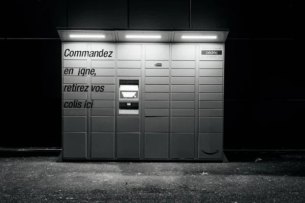 Amazon Locker czarno-białe — Zdjęcie stockowe
