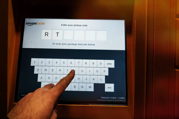 Amazonn のロッカーのロックを解除するコード — ストック写真