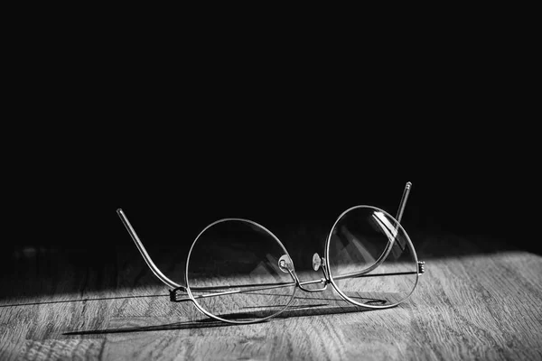 T ile zarif modern gözlük gözlük çiftinin busines tarihlerde — Stok fotoğraf