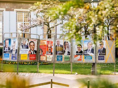 Fransız cumhurbaşkanlığı seçim kampanyası tahrip posterler